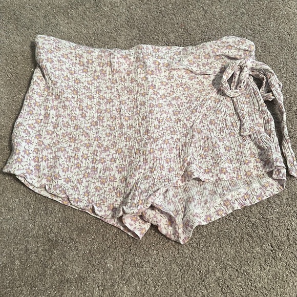 Altar’d state medium floral shorts - Picture 1 of 3